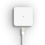 Real-time energiemeter en load balancer Zaptec Sense P1, zichtbaar op het display met kabels en aansluitingen.
