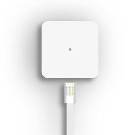Real-time energiemeter en load balancer Zaptec Sense P1, zichtbaar op het display met kabels en aansluitingen.