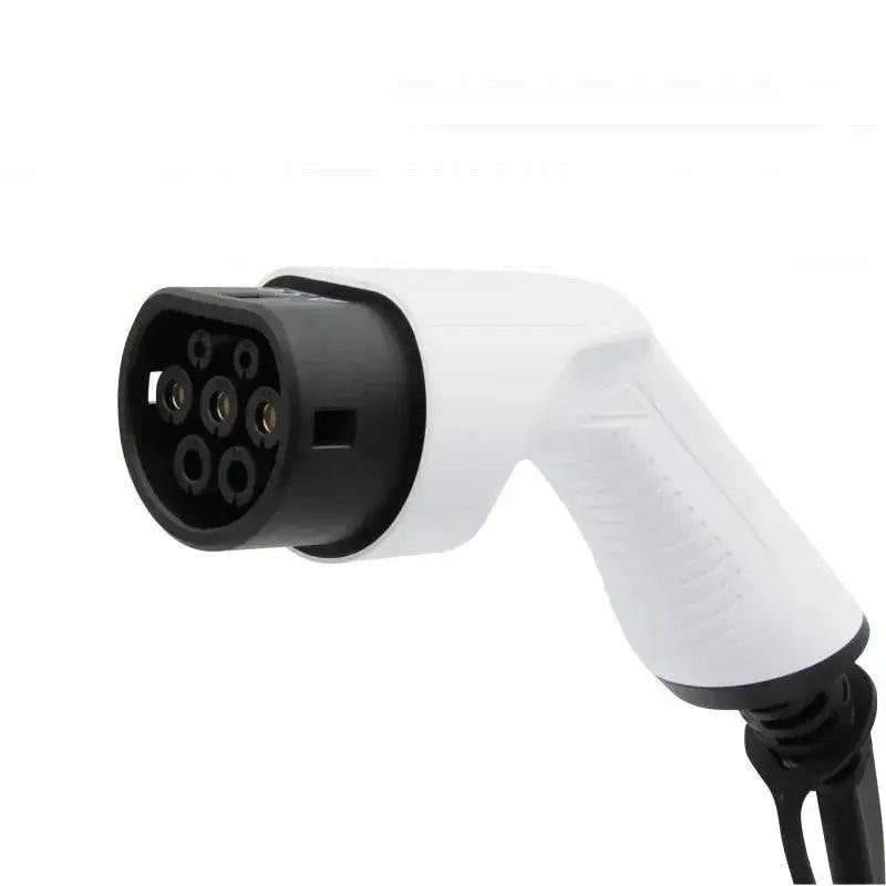 Witte mobiele thuislader met LCD-scherm en Type 2 connector voor elektrische voertuigen, geschikt voor thuisgebruik.
