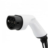 Witte mobiele thuislader met LCD-scherm en Type 2 connector voor elektrische voertuigen, geschikt voor thuisgebruik.